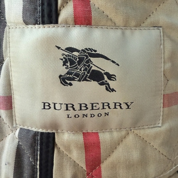 Burberry Black Quilted Puffer Jacket with Belt - Picture 3 of 4